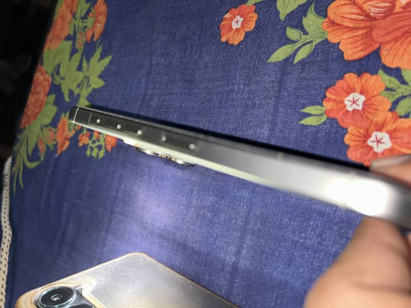 Apple iPhone 16 Pro Max 4