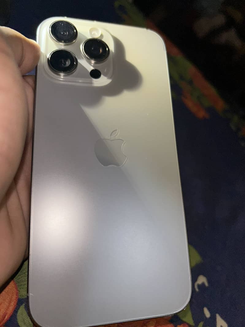 Apple iPhone 16 Pro Max 6