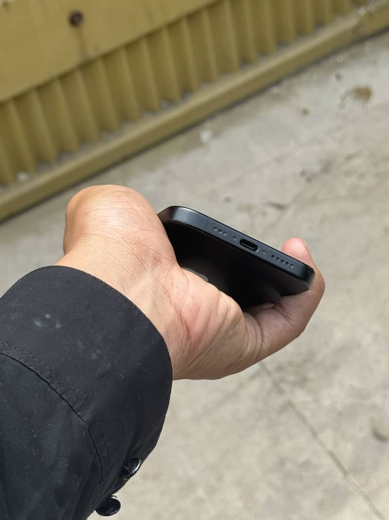 Apple iPhone 16 2