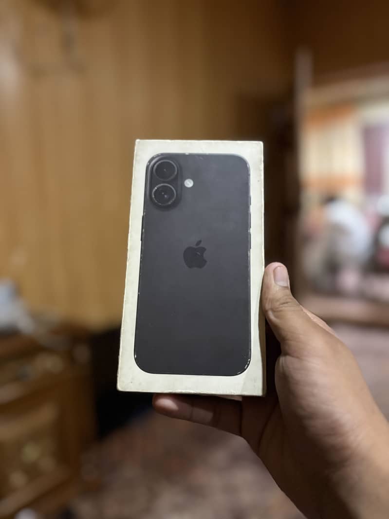 Apple iPhone 16 4