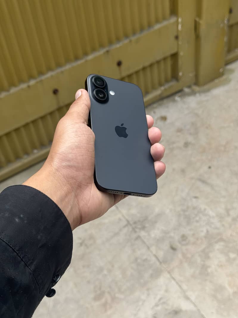 Apple iPhone 16 5