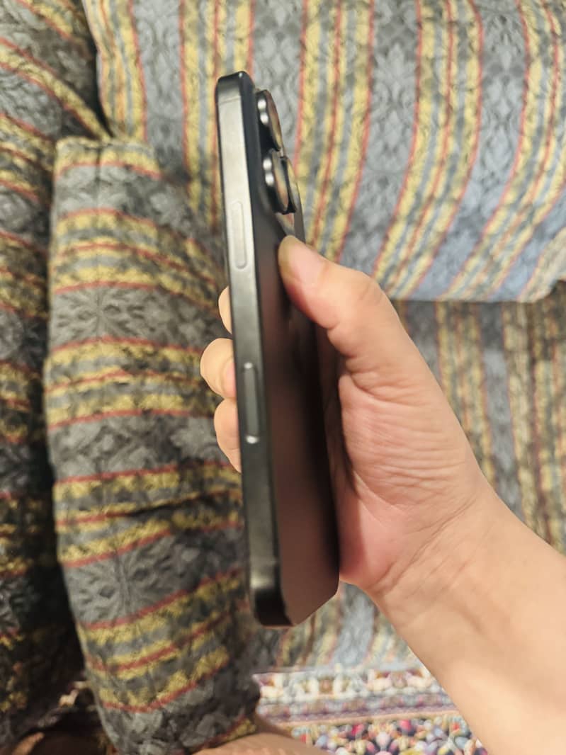 Apple iPhone 16 Pro 2
