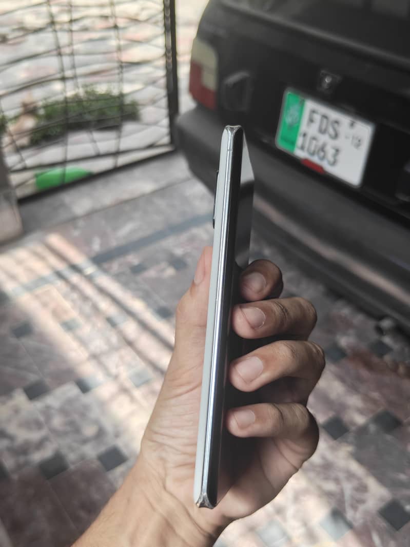 Sharp Aquos R6 2