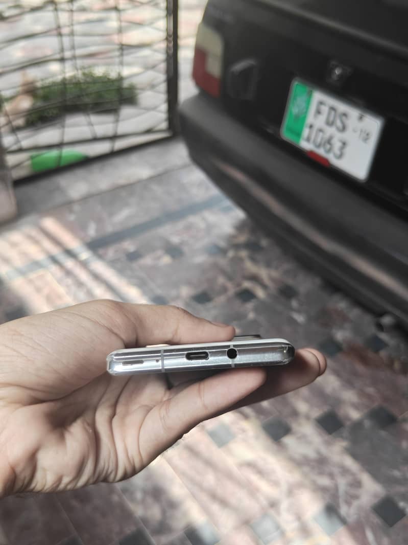 Sharp Aquos R6 3
