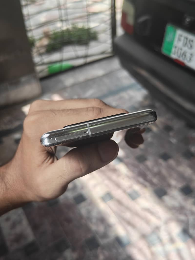 Sharp Aquos R6 4