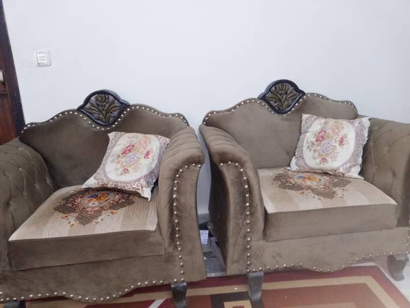good condition durable sofa set 2