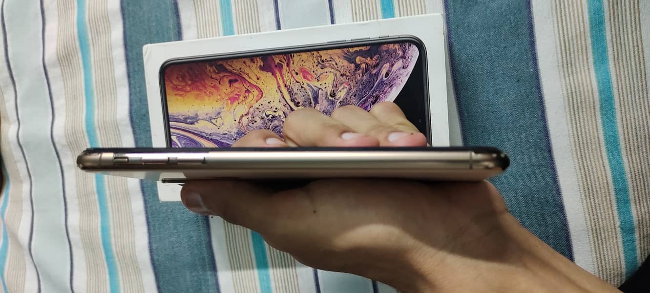 Apple iPhone XS Max 4