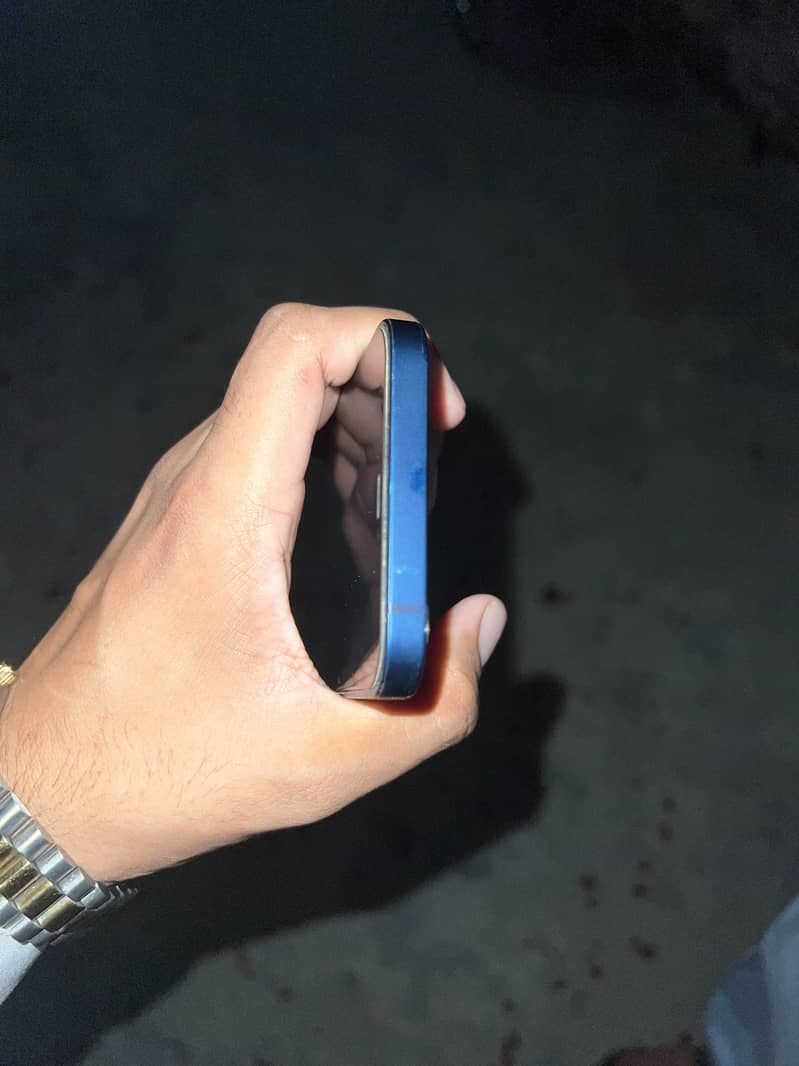 Apple iPhone 12 4