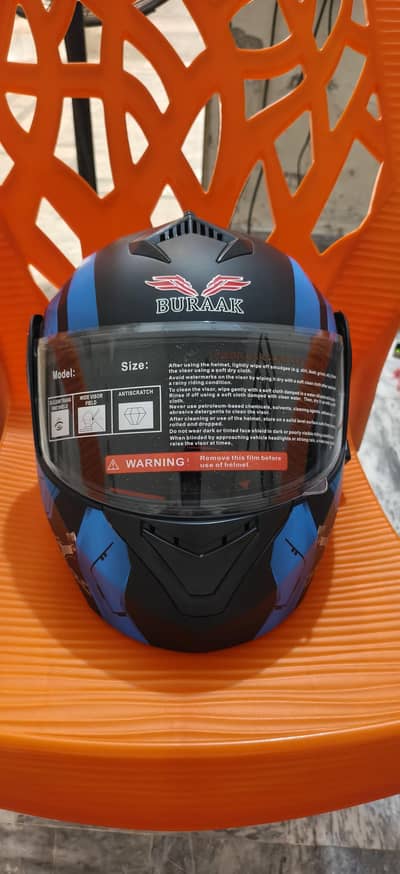BURAAK COMPANY KA HELMAT KA FLIP WALA OR BLUETOOTH BI LAGA HOWA HA