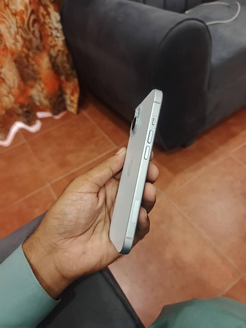 Apple iPhone 15 4