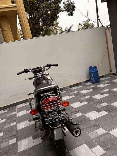125 selfstart 2022 model black colour