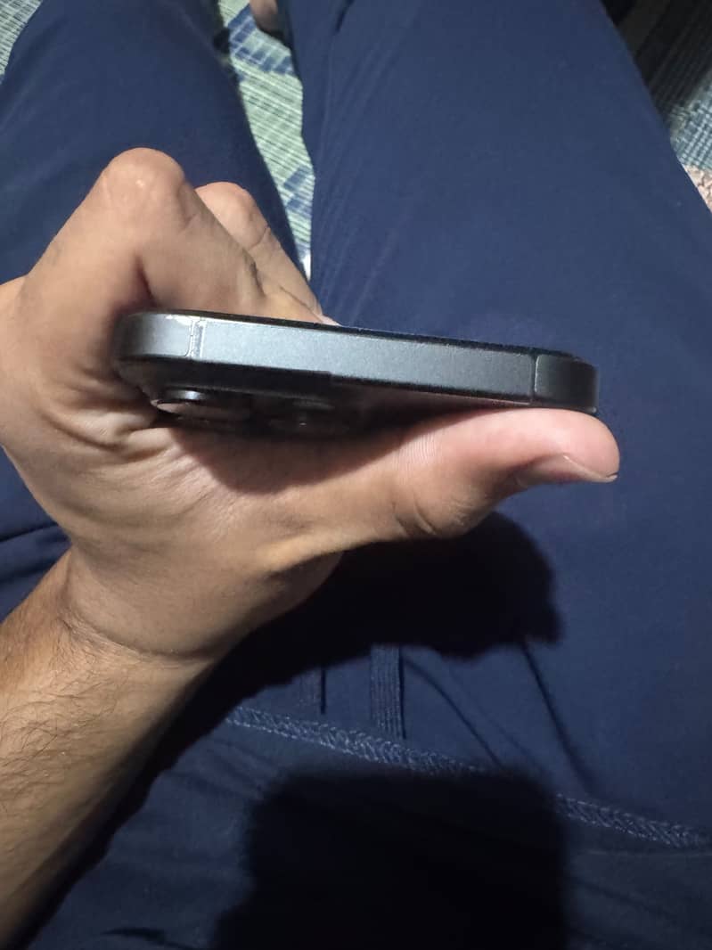 Apple iPhone 16 Pro Max 1