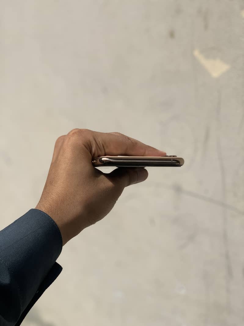 Apple iPhone XS Max 3