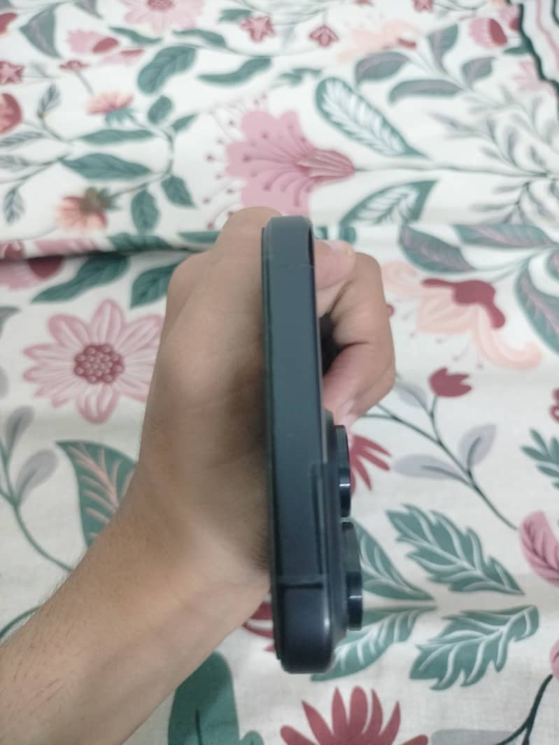 Apple iPhone 16 Pro Max 2