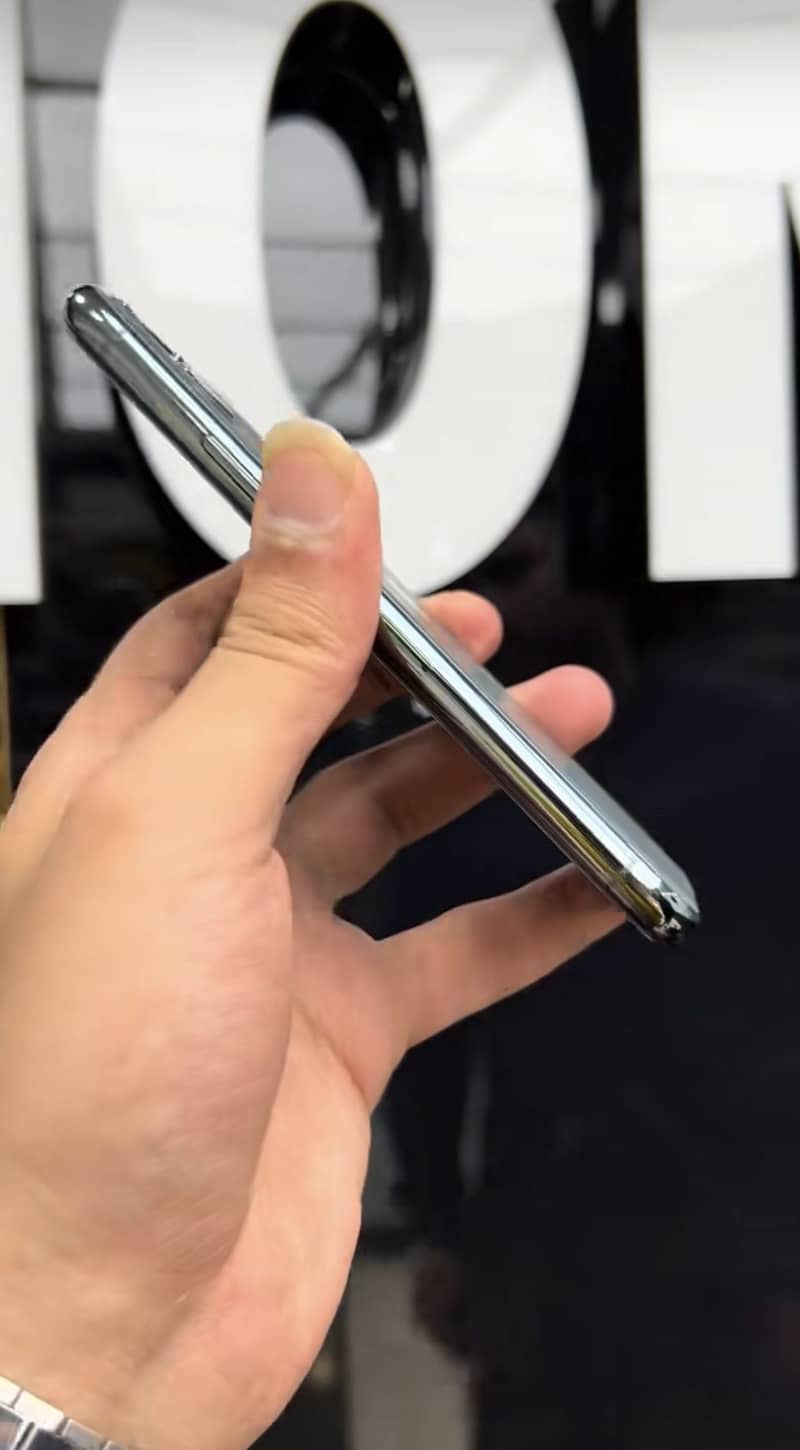 Apple iPhone 11 Pro Max 2