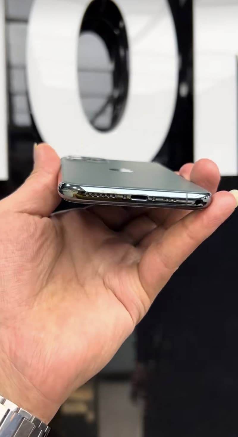 Apple iPhone 11 Pro Max 4