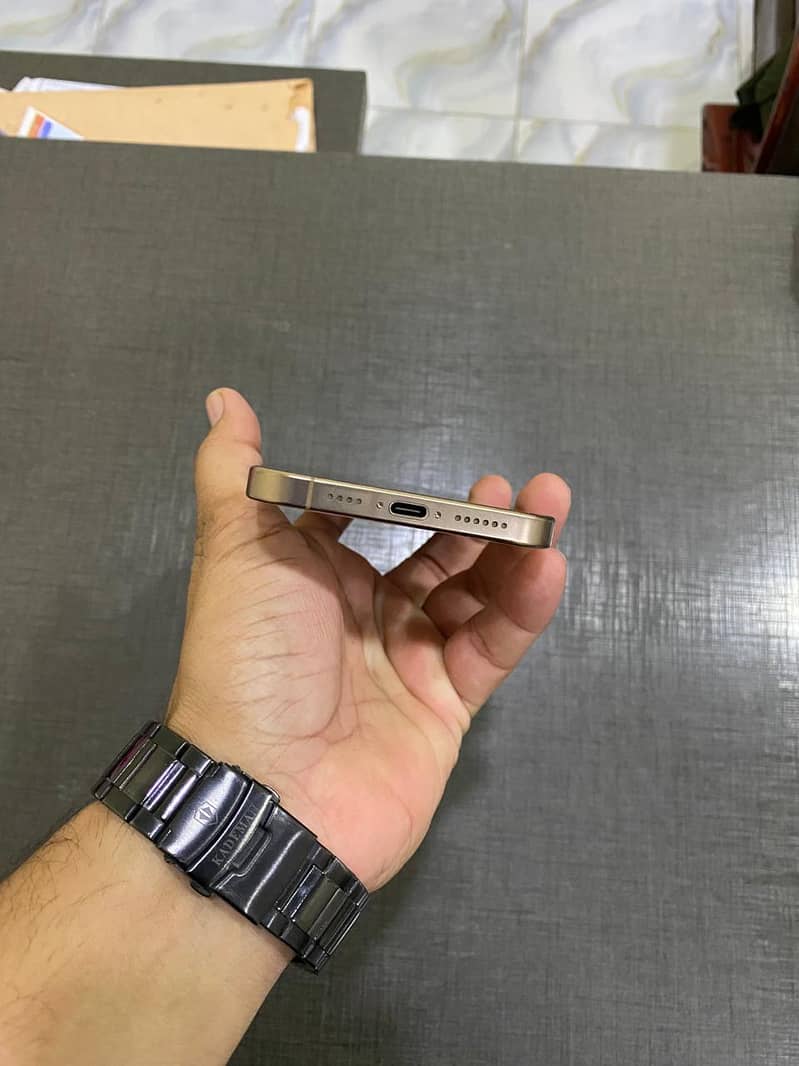 Apple iPhone 16 Pro Max 4