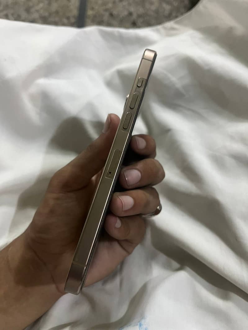 Apple iPhone 16 Pro Max 4