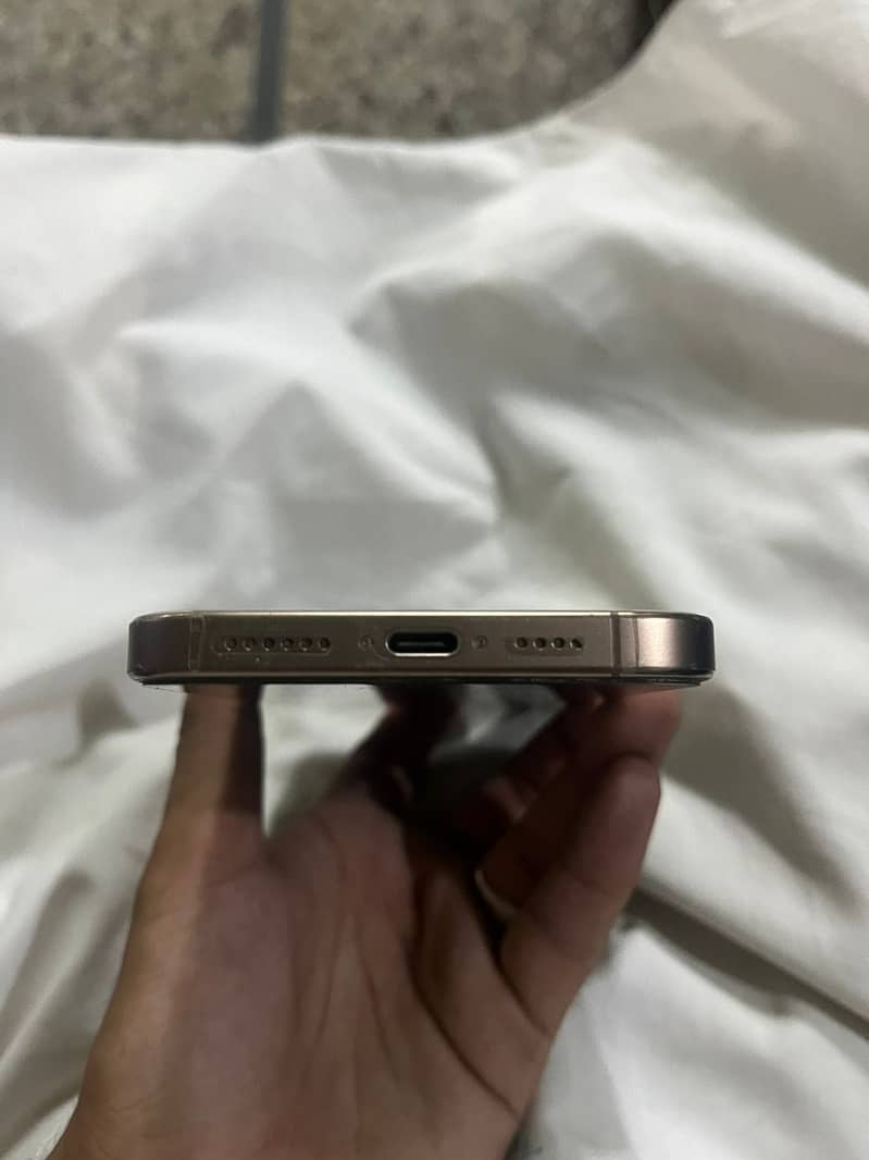 Apple iPhone 16 Pro Max 7