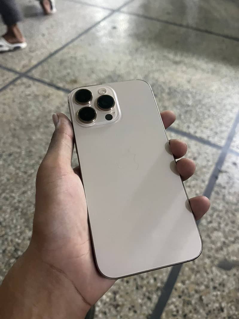Apple iPhone 16 Pro Max 8