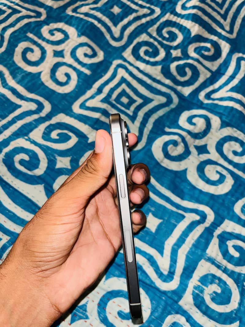 Apple iPhone 15 Pro Max 2