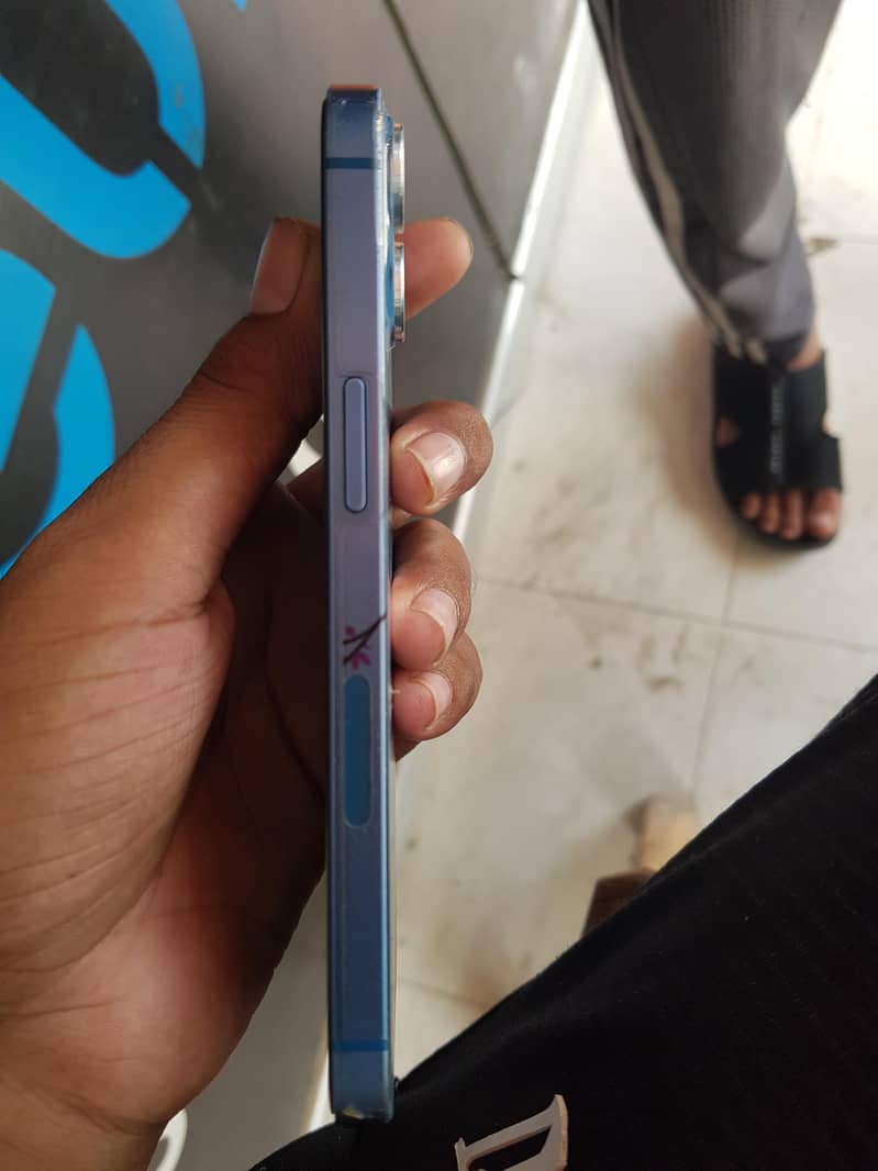Apple iPhone 13 2