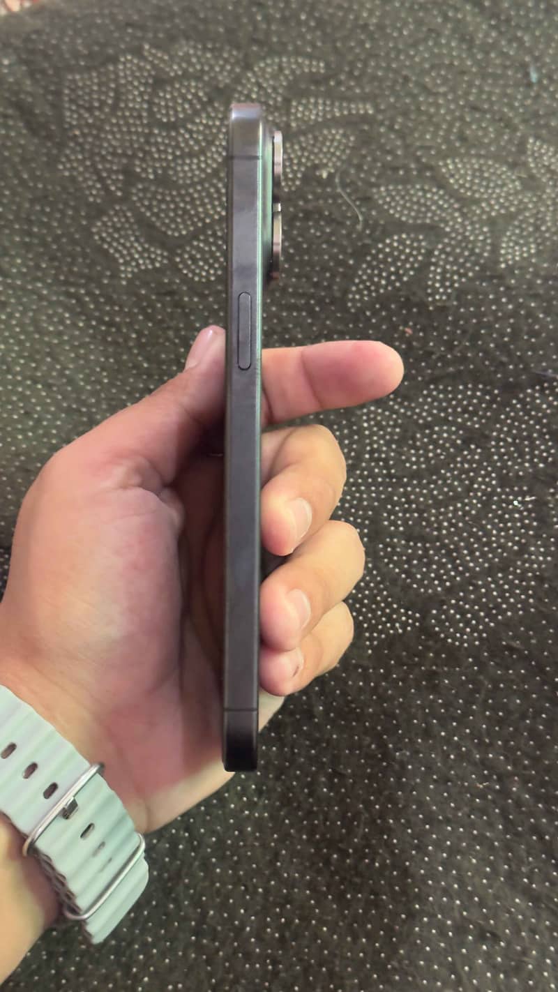 Apple iPhone 15 Pro Max 4