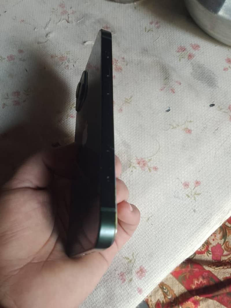 Apple iPhone 13 4