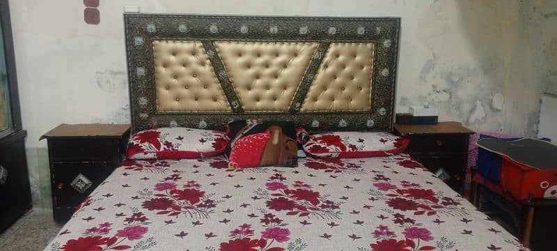 Bed and side table dressing 0
