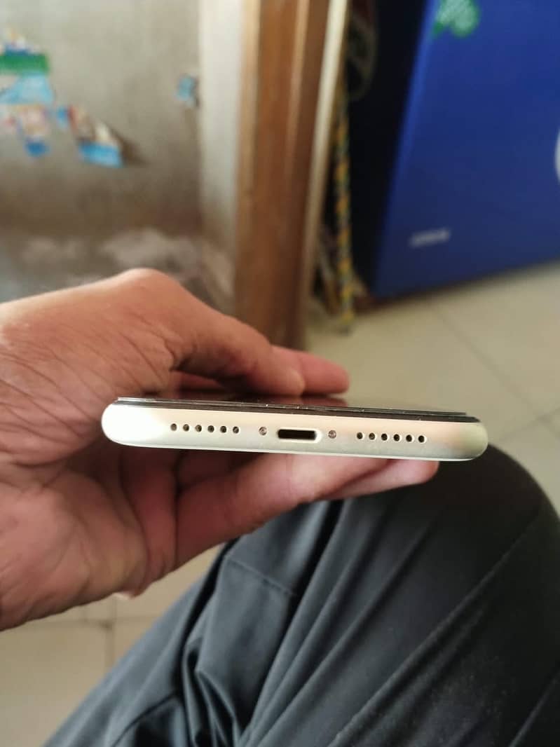Apple iPhone 11 4