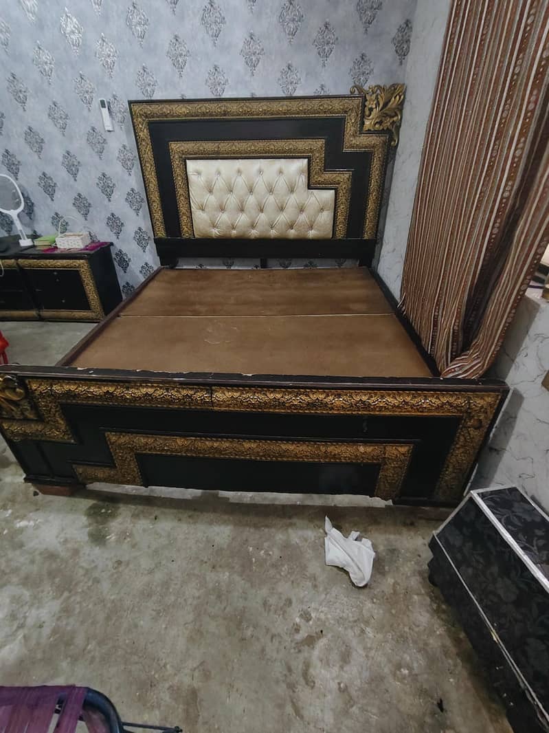 ایک عدد مکمل بیڈ سیٹ جوکہ 10/7  کنڈیشن میں ہے بالکل ٹھیک ہے کہیں سے بھ 2