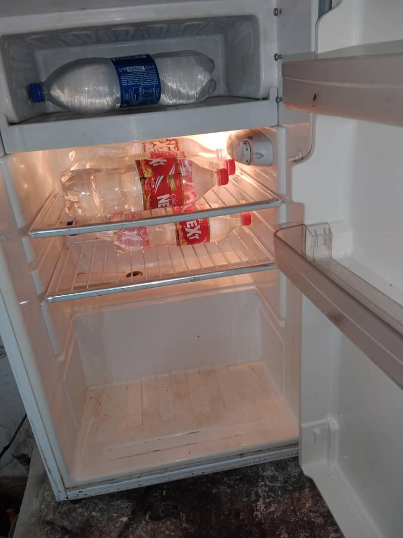 dawlance mini fridge 1