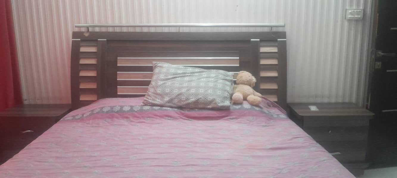 bed set with two side tables 1