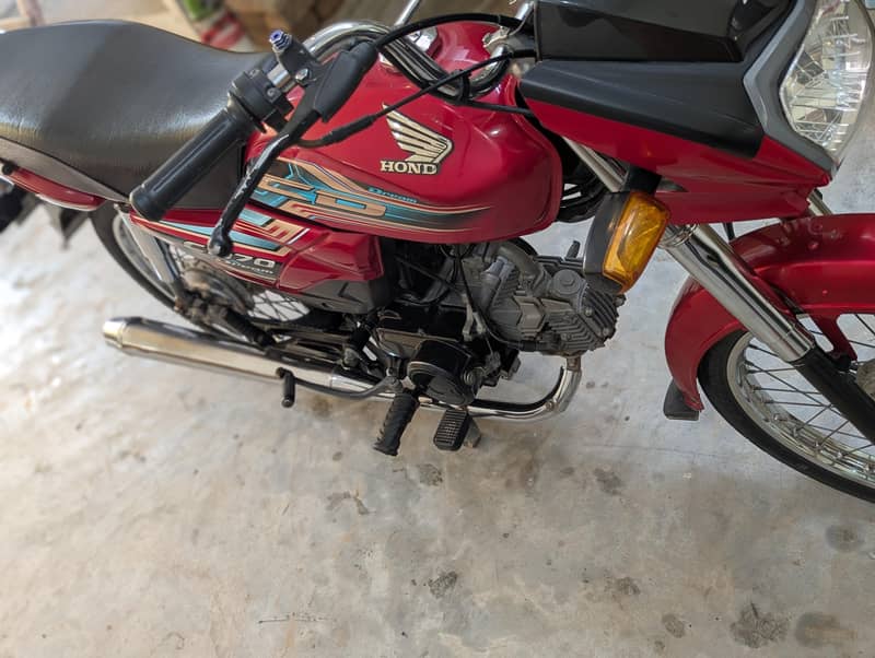 CD70 motorcycle 1