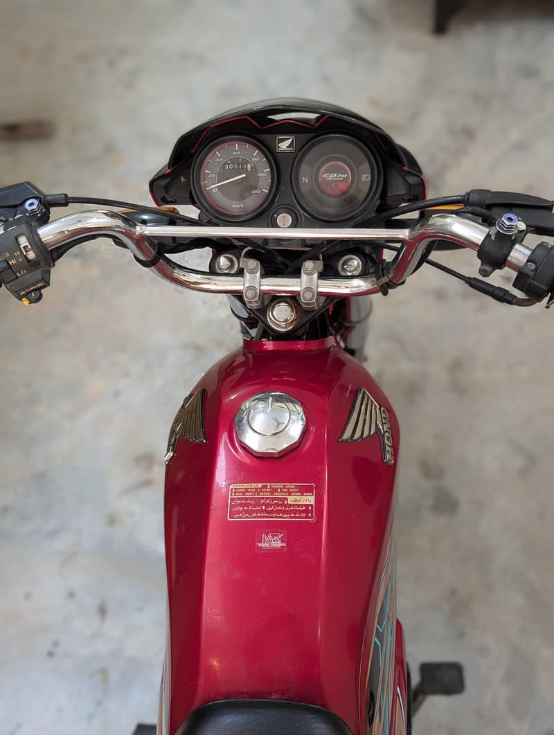 CD70 motorcycle 4