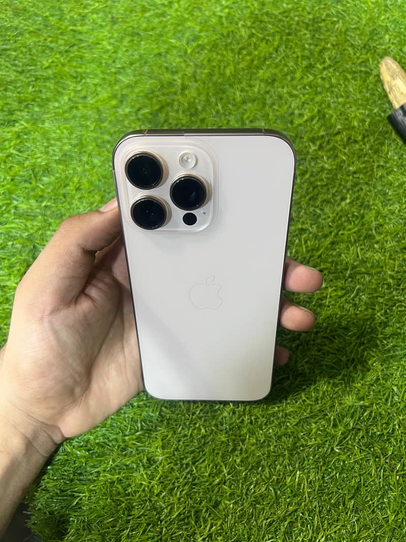 Apple iPhone 16 Pro Max 1