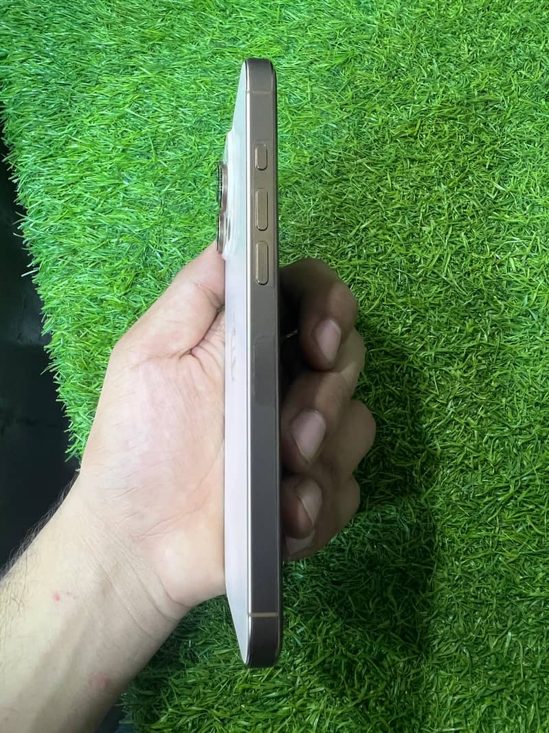 Apple iPhone 16 Pro Max 3