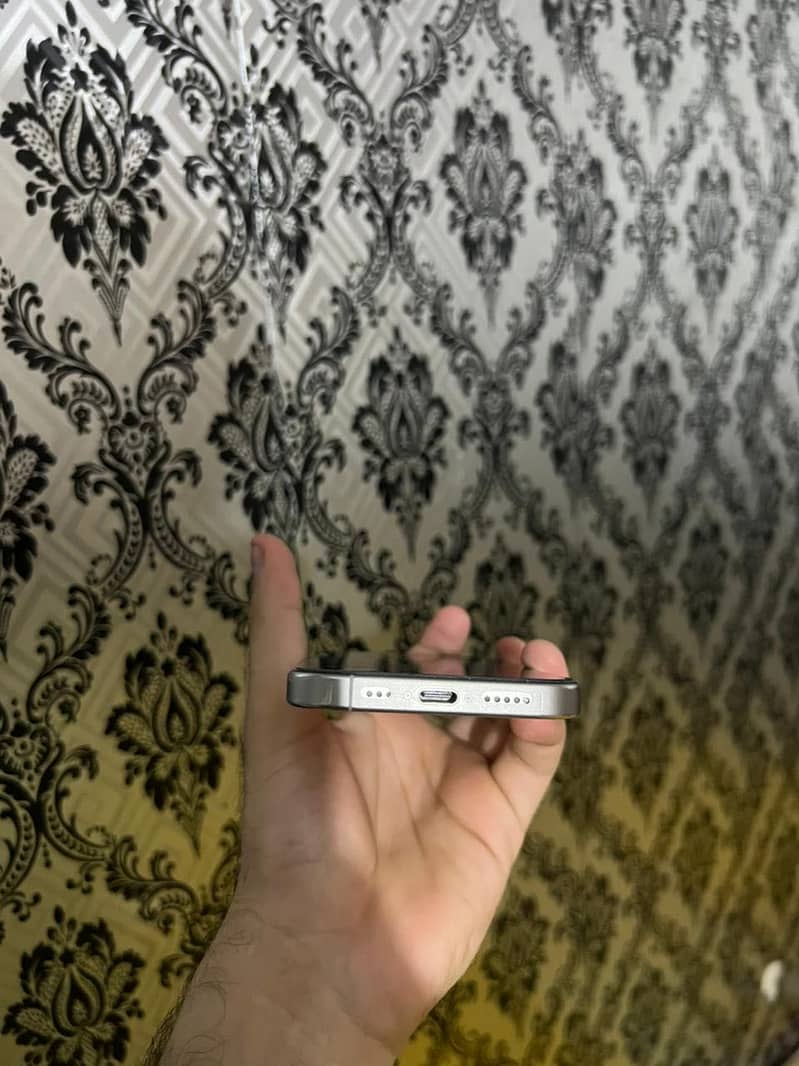 Apple iPhone 15 Pro jv 1