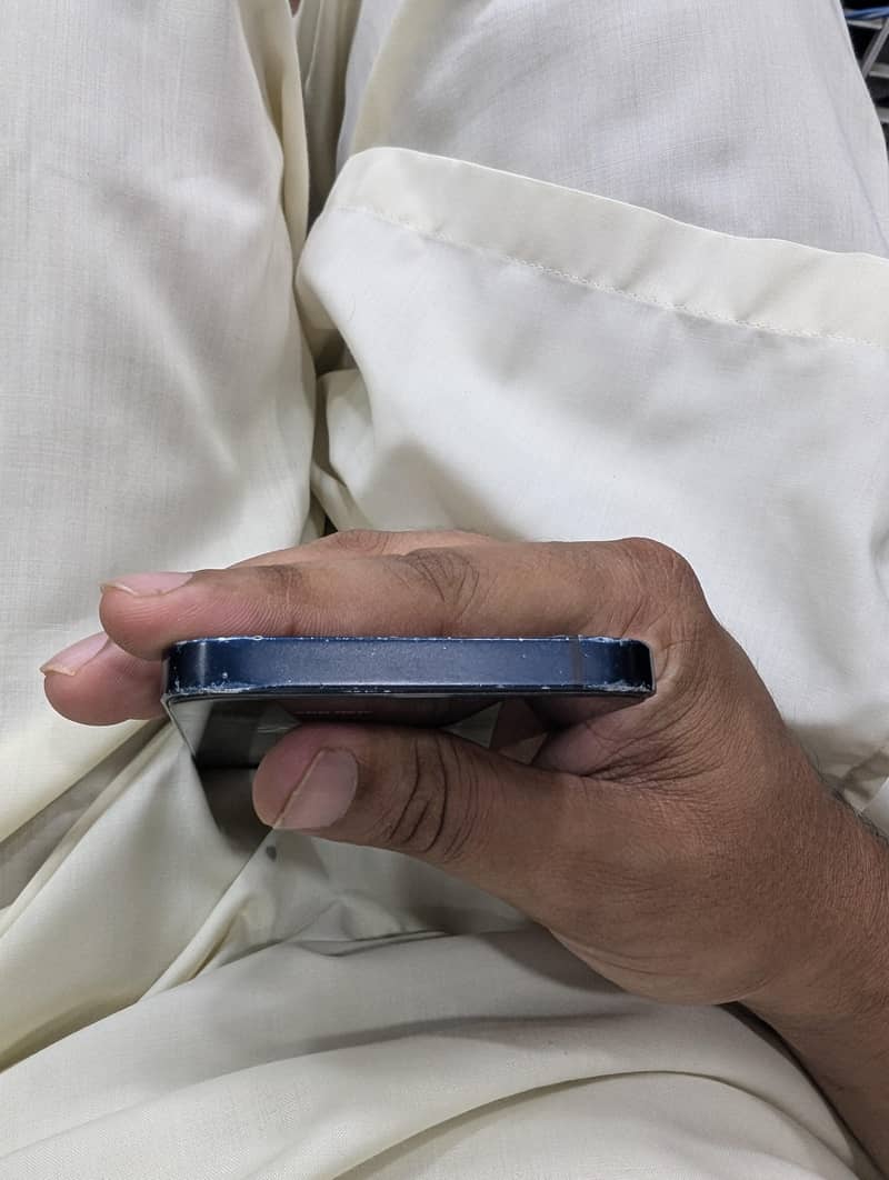 Apple iPhone 12 4