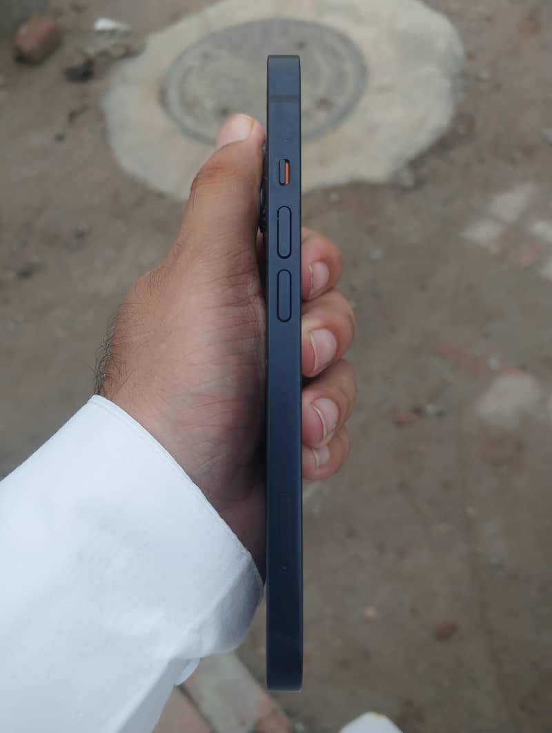 Apple iPhone 13 2