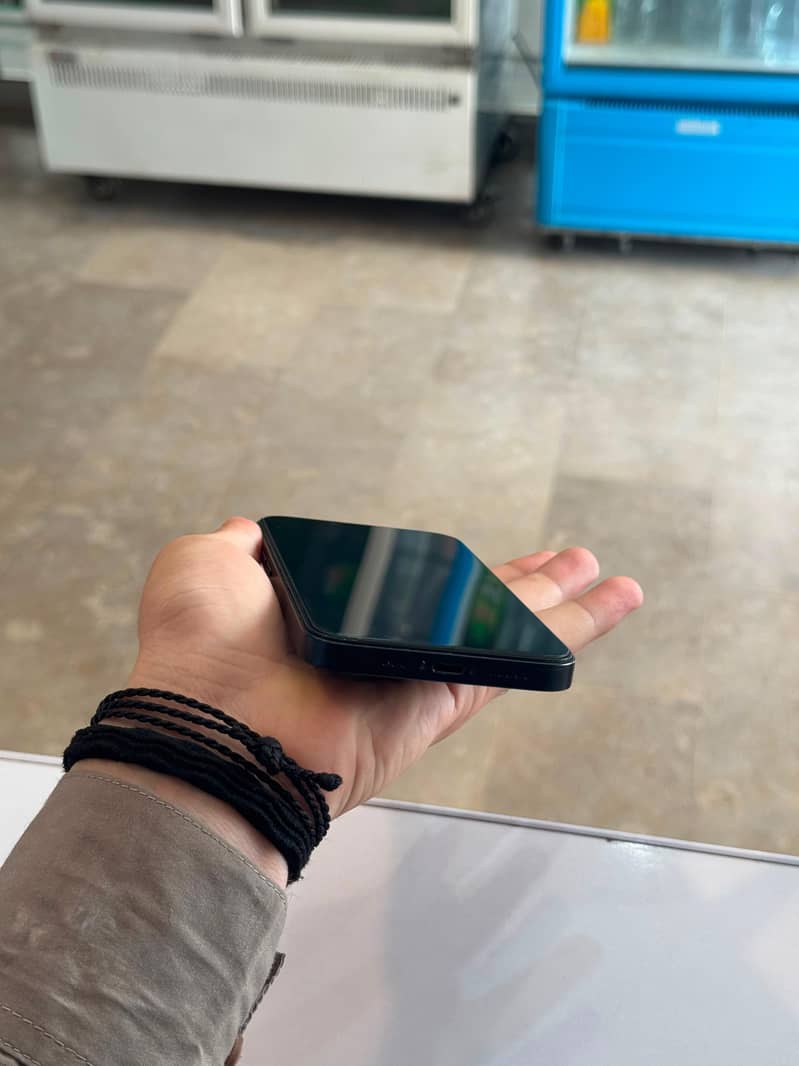 Apple iPhone 13 2