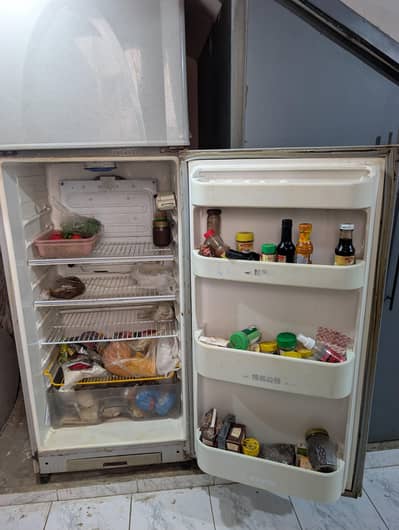 Large size working Dawlance Fridge With freezer: urgent sale