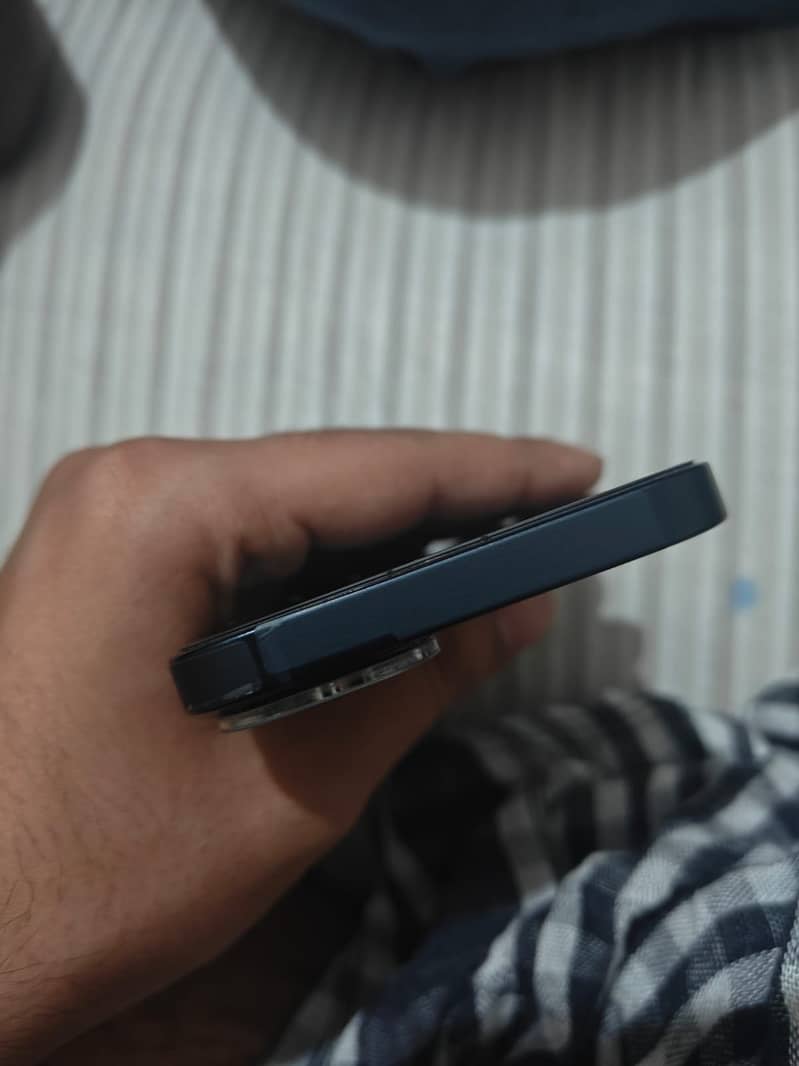 Apple iPhone 13 5