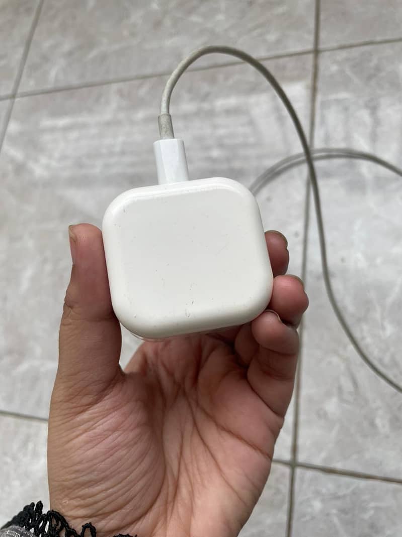 Apple charger 0