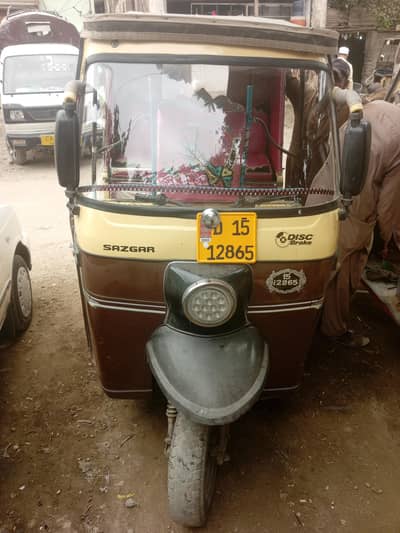rikshwa bikul ok he injan se bilkul ok he L p g laga hua he
