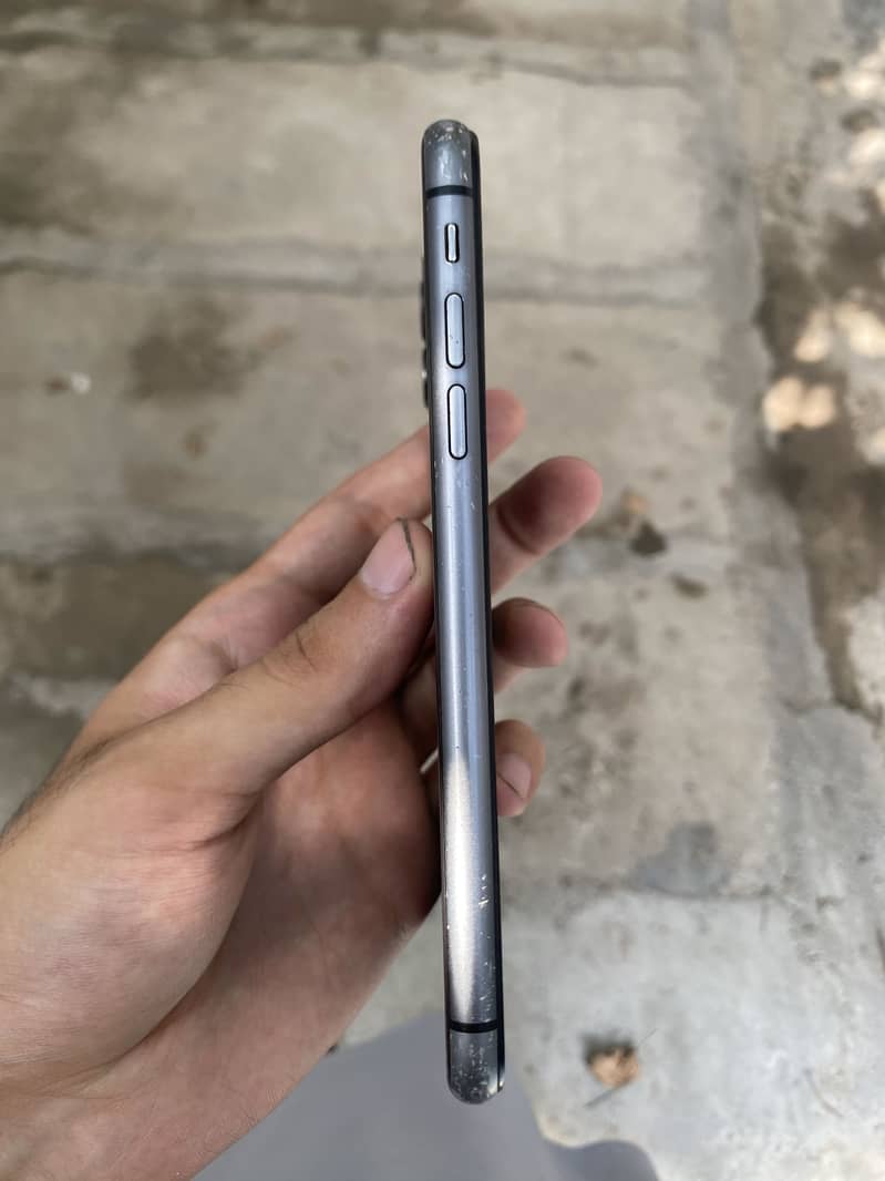 Apple iPhone 11 4