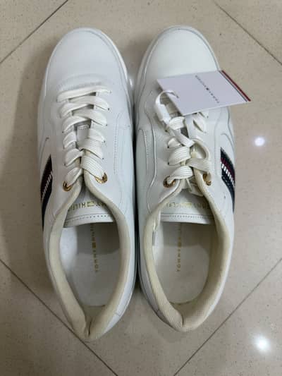 tommy hilfiger brand new sneakers