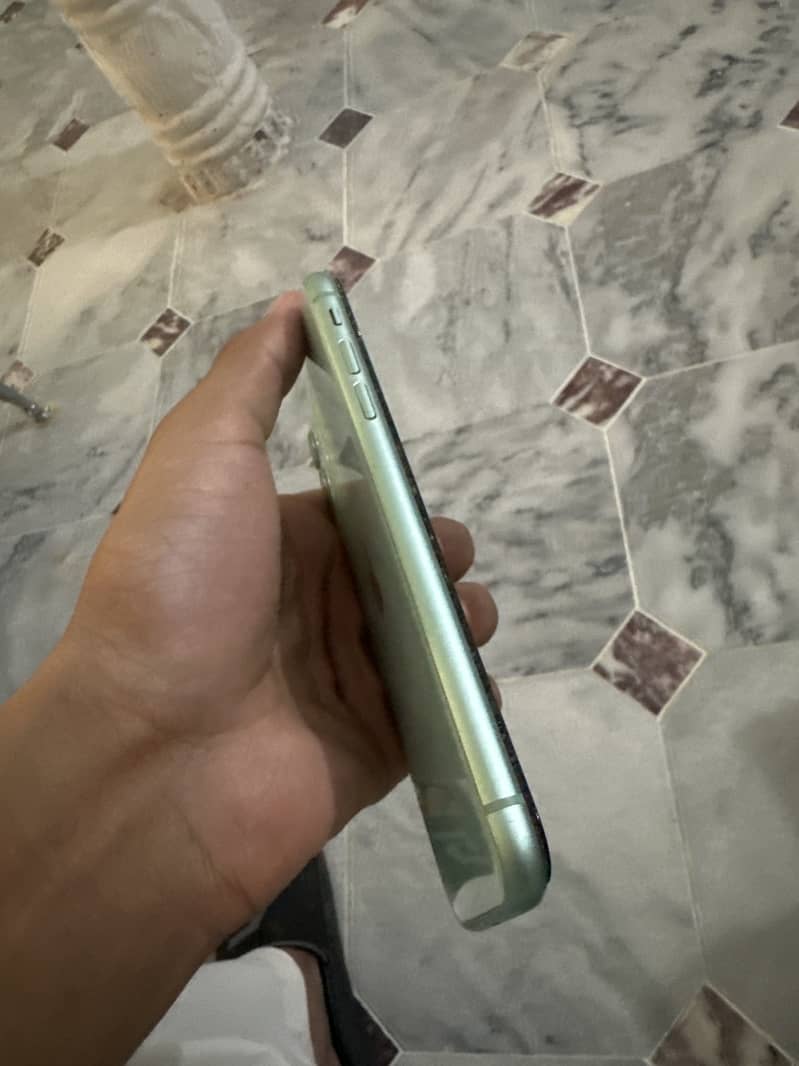 Apple iPhone 11 3