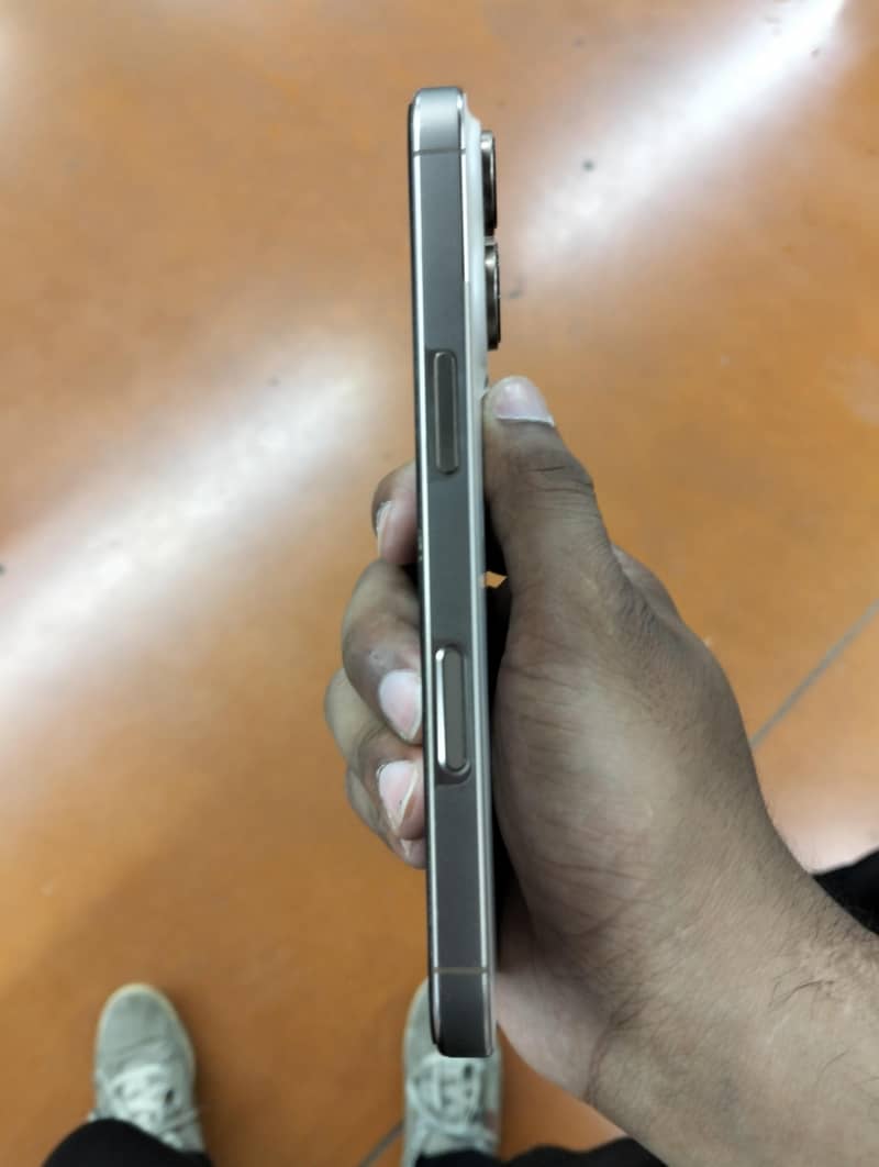 Apple iPhone 16 Pro 2