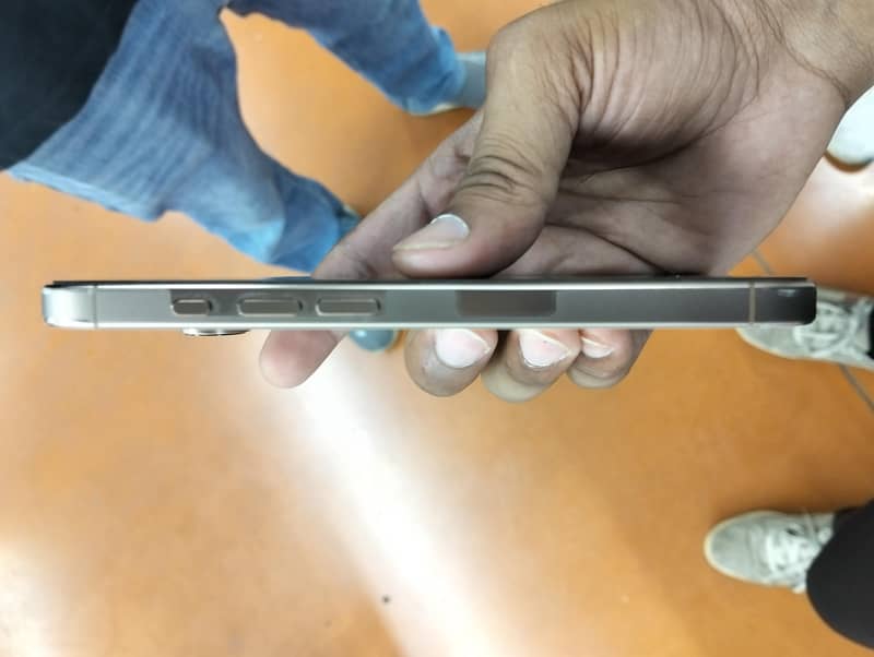 Apple iPhone 16 Pro 3